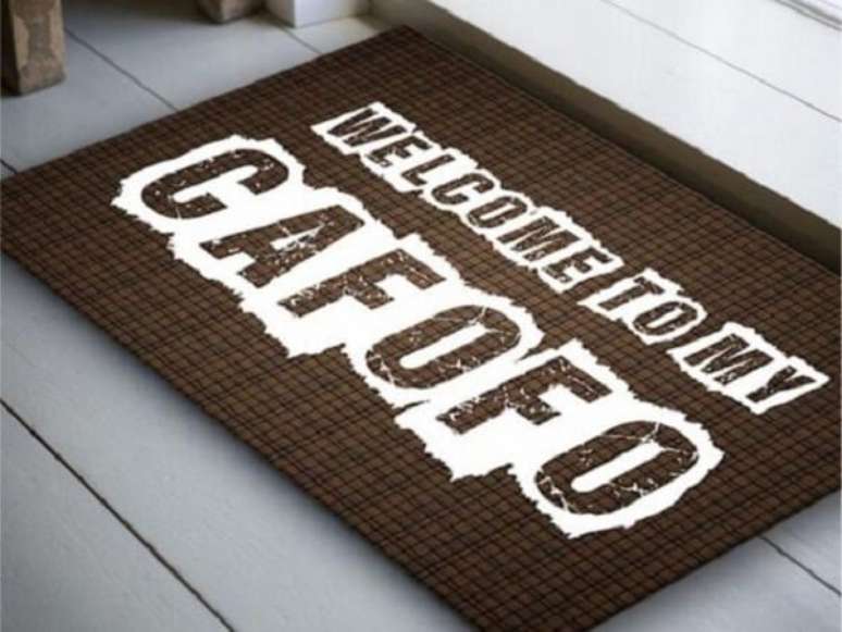 78. Aposte em um capacho de porta divertido. Fonte: Fatto Criativo