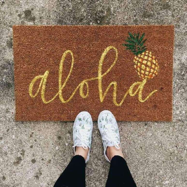 61. Tapete capacho divertido escrito Aloha com desenho de abacaxi &ndash; Foto: YellowHome