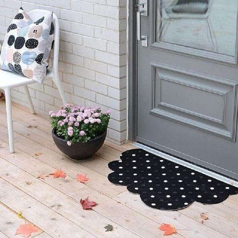 60. Os capachos divertidos em formato de nuvem s&atilde;o super fofos e perfeitos para colocar um toque delicado na entrada de casa &ndash; Foto: Pinosy