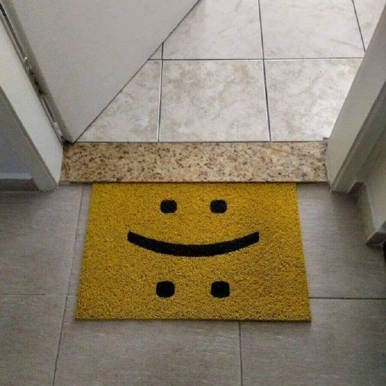 21. Capachos divertidos de porta amarelo com carinha sorridente e carinha triste &ndash; Foto: J&uacute;lia Eicholz