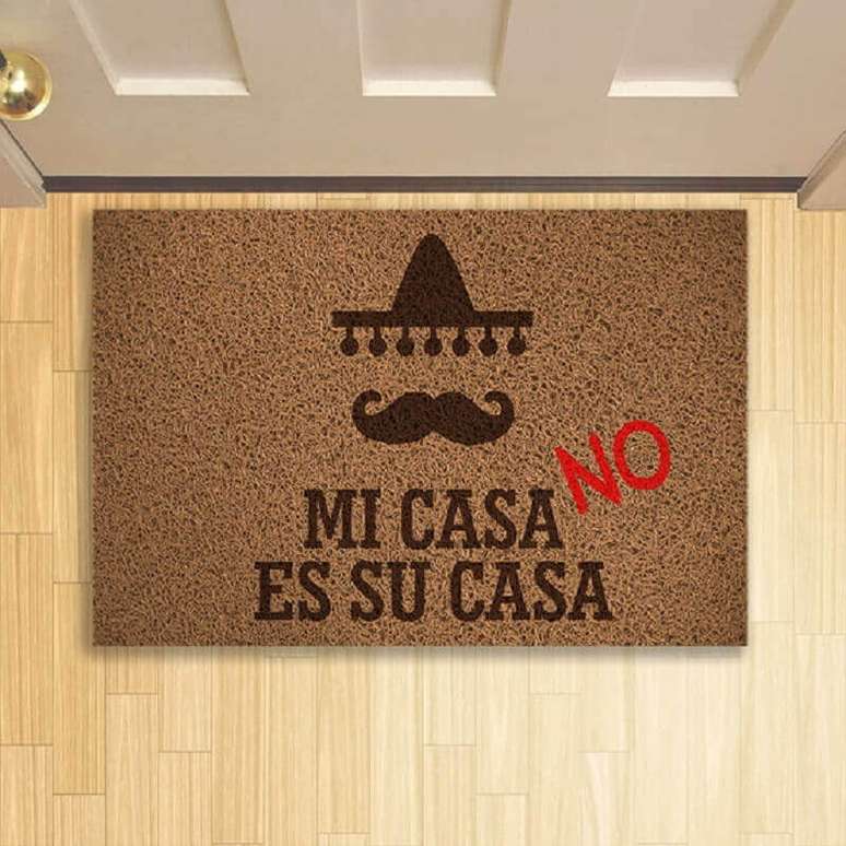 64. Alguns modelos de capachos divertidos possuem frases para fazer brincadeiras com suas visitas &ndash; Foto: GrupoTip