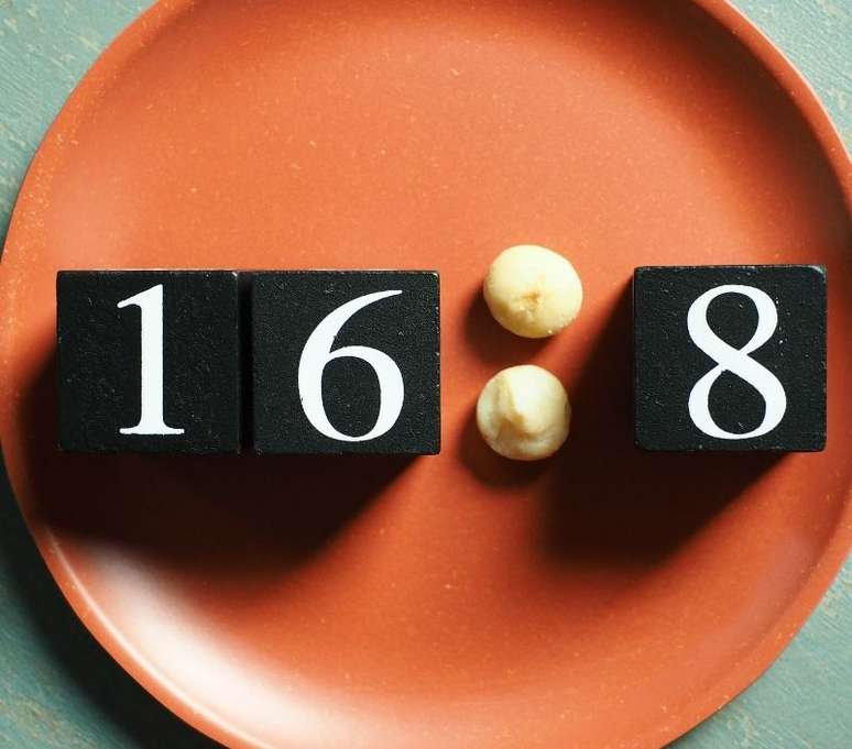 Um dos protocolos mais adotados no jejum &eacute; de 16:8 