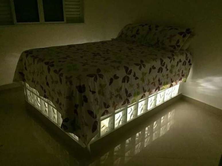 32. Camas diferentes de vidro iluminada a noite – Foto Habitaciones