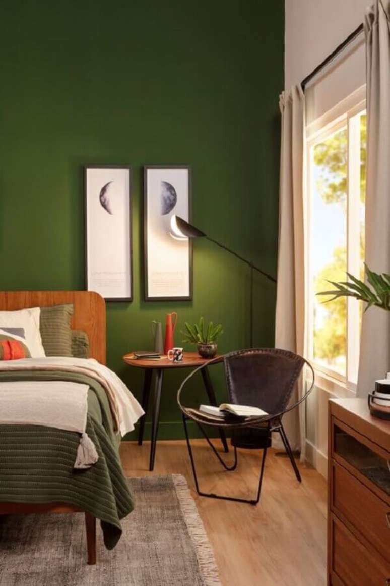 36. Cor verde para quarto de casal decorado com luminária de piso e camas diferentes de madeira – Foto Behance