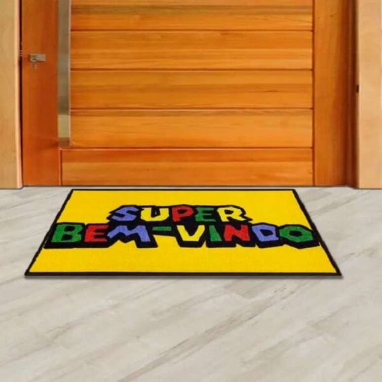 76. Modelo de tapete de entrada divertido para quem ama Super M&aacute;rio. Fonte: Madeira Madeira
