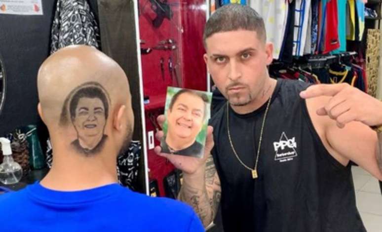 O cabeleireiro Papagaio Du Corte desenhou o rosto de Faustão em seu cliente.