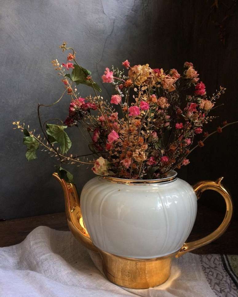 49. Bule com flores secas na decora&ccedil;&atilde;o &ndash; Foto Renata Bastos Zanetti