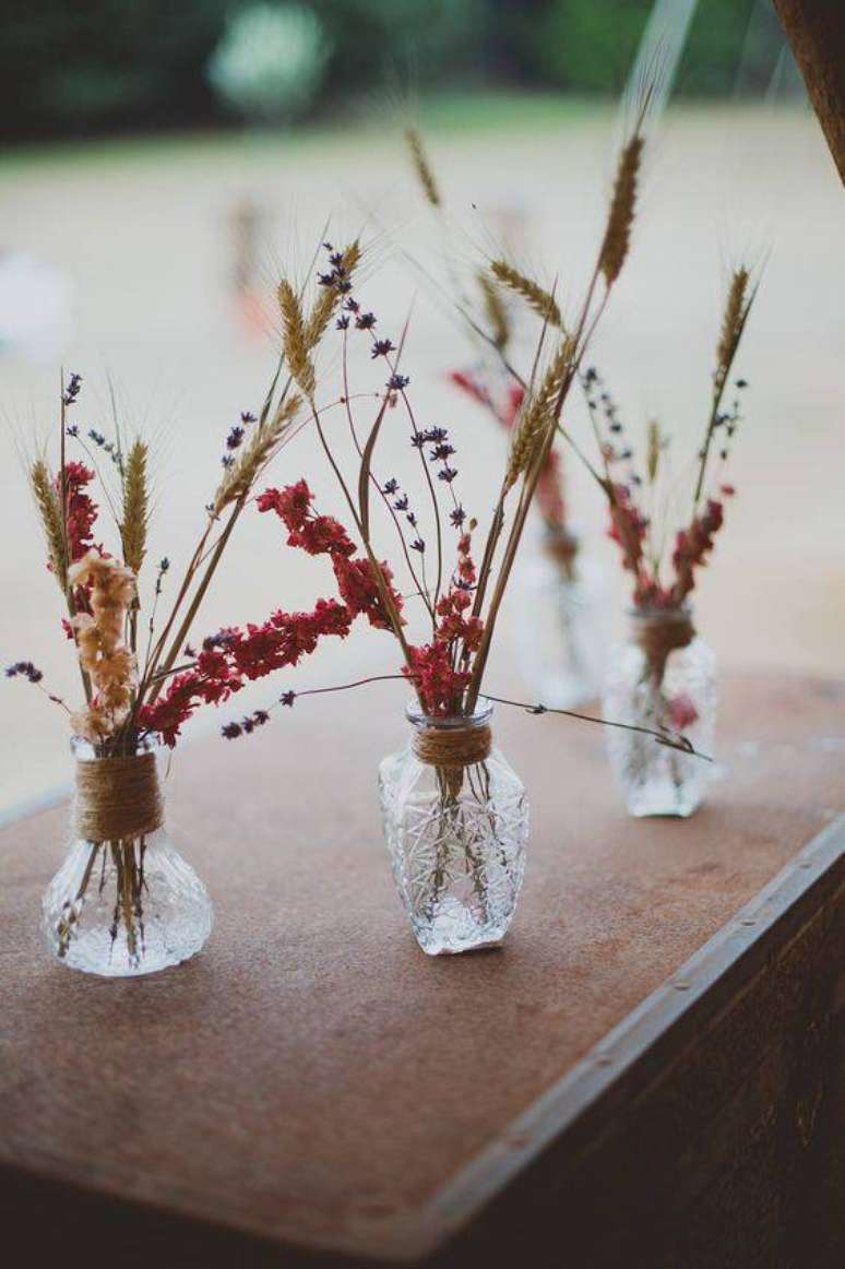 34. As flores secas criam pequenos arranjos. Foto: Festival Brides