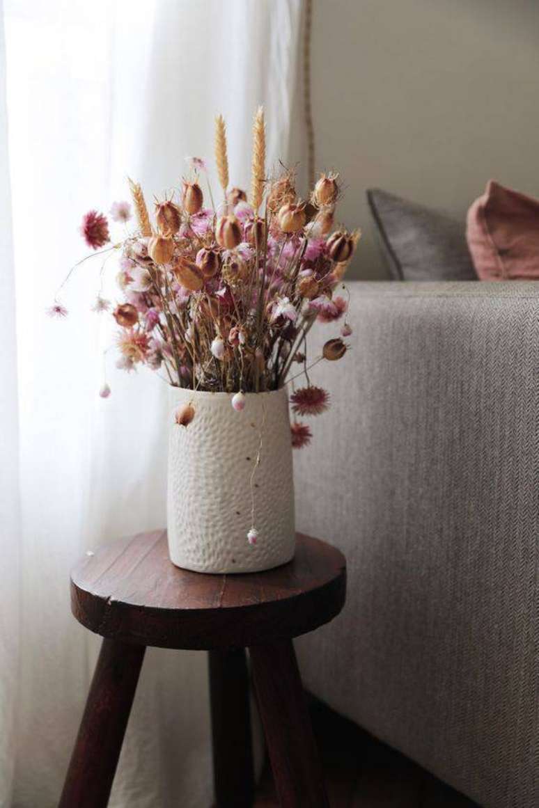 43. As flores secas ficam lindas em mesa de canto. Foto: Hello Hello
