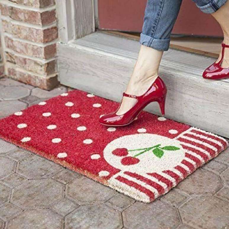 12. Alguns modelos de capachos divertidos possuem estampas bem fofas e coloridas &ndash; Foto: Elo7