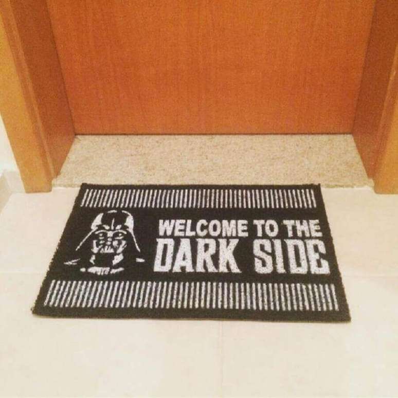 35. Modelo de tapete capacho divertido com refer&ecirc;ncia ao filme &ldquo;Star Wars&rdquo; &ndash; Foto: OhGizmo!