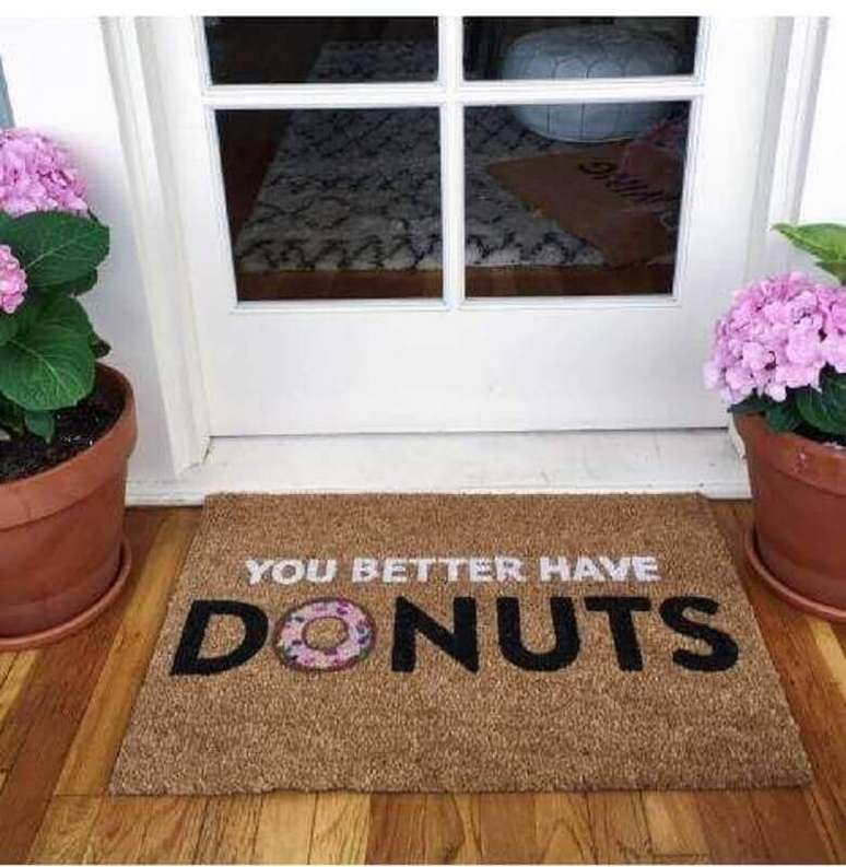 42. Gosta de Donuts? Ent&atilde;o esse capacho divertido &eacute; perfeito para voc&ecirc; &ndash; Foto: YellowHome