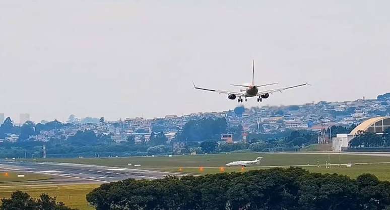 Pista de avião no Aeroporto de Guarulhos