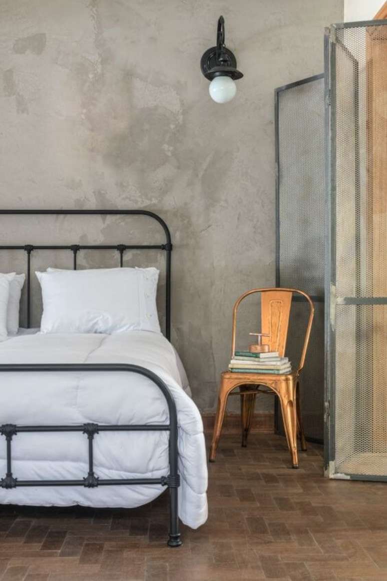 53. Quarto industrial com cadeira de ferro ao lado da cama – Foto Liv Decora