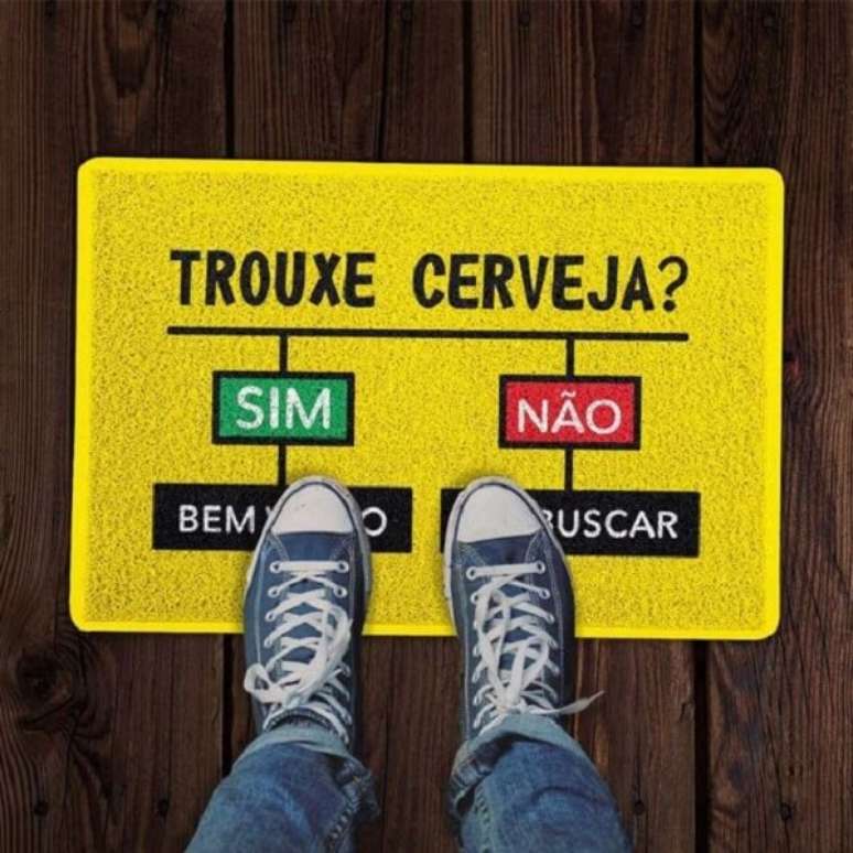 67. Tapete capacho divertido para quem adora tomar uma gelada. Fonte: Mobly