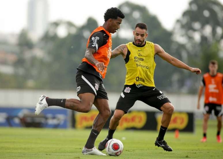 Gil e Renato Augusto durante treino do Timão (Foto: Rodrigo Coca / Agência)