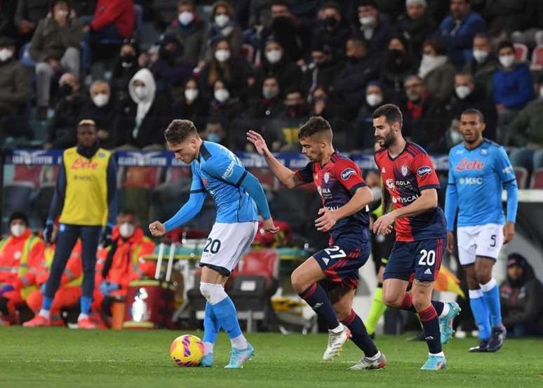 Napoli saiu atrás no marcador, mas conquistou um ponto contra o Cagliari (Foto: Divulgação / Napoli)