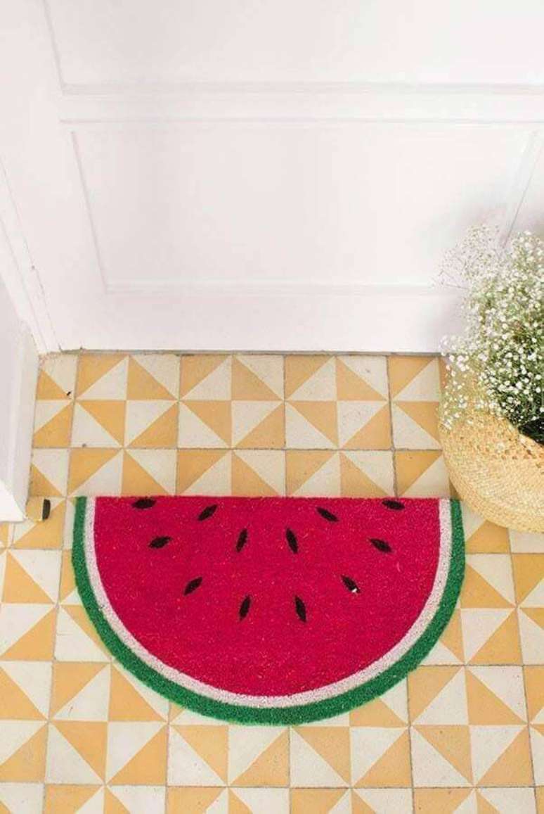 7. Os capachos divertidos bem coloridos s&atilde;o &oacute;timos para fachadas mais clean &ndash; Foto: Pinosy