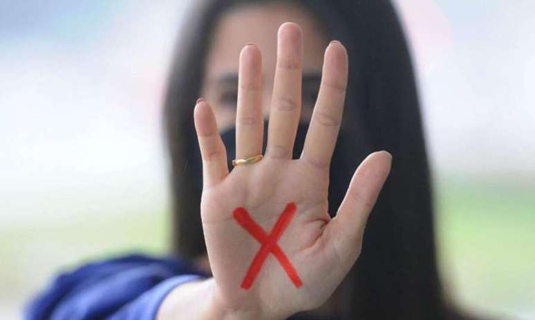 No Brasil, o assédio sexual é crime definido no artigo 216-A do Código Penal