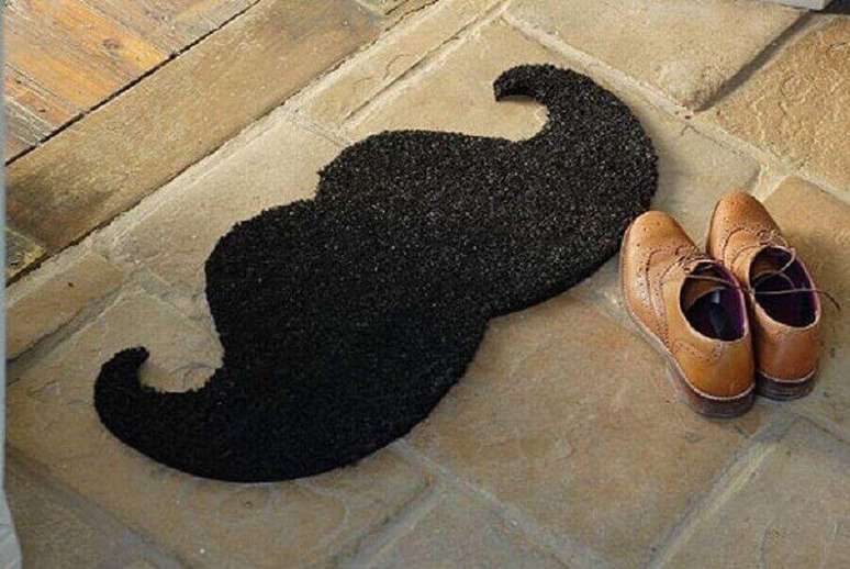 17. J&aacute; pensou em usar capachos divertidos com o formato de um bigode? &ndash; Foto: Elo7