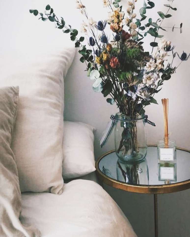 68. Quarto decorado com flores secas desidratadas e mesa lateral espelhada &ndash; Foto Patricia Moriana