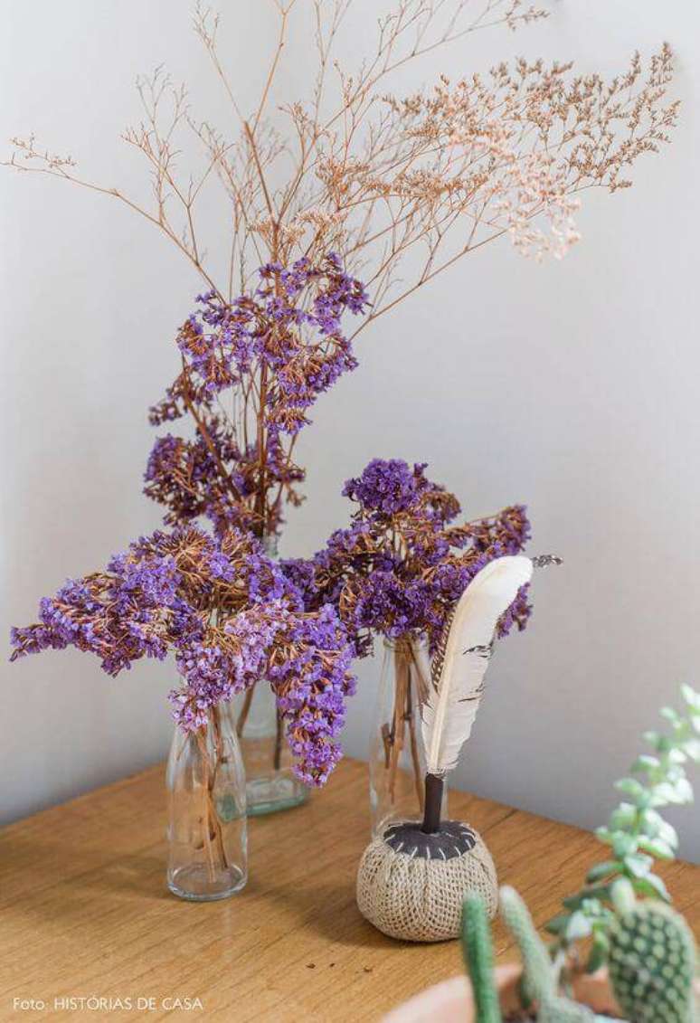 24. As flores secas podem ser coloridas. Foto: Hist&oacute;rias de Casa