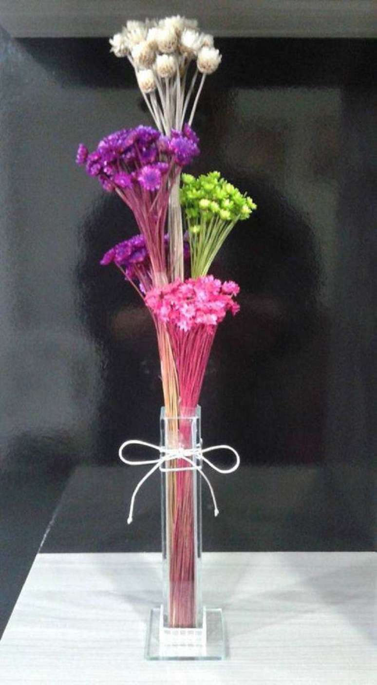 33. Voc&ecirc; pode pintar suas flores secas. Foto: Tdao