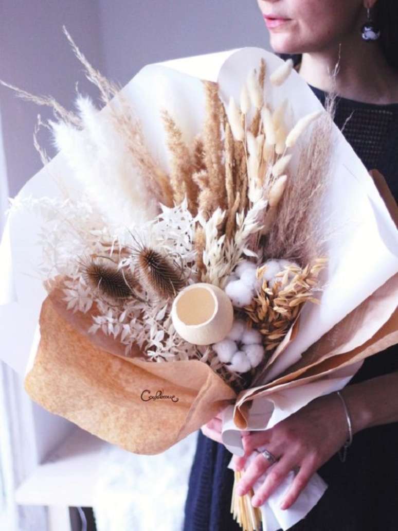 50. Buqu&ecirc; de flores secas para decora&ccedil;&atilde;o moderna &ndash; Foto Kate Vissel
