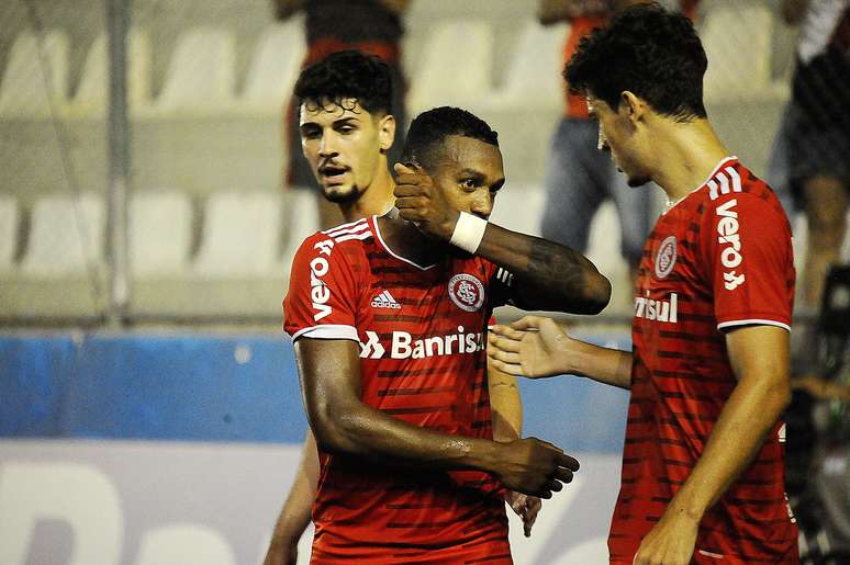 Internacional cede virada ao São José e vê Grêmio distante