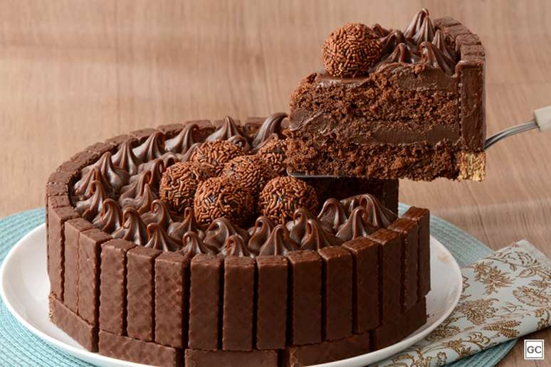 Bolo de brigadeiro confeitado &ndash; Foto: Guia da Cozinha