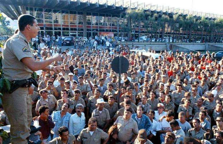 Cinco mil policiais participaram de greve em 1997