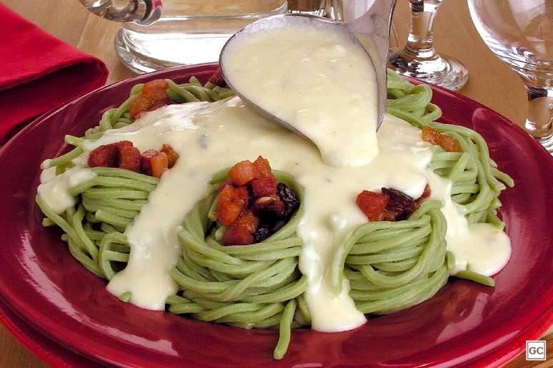 Macarr&atilde;o de forno com bacon e molho de queijo &ndash; Foto: Guia da Cozinha