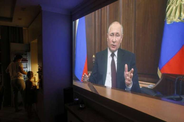 Putin diz que intervenção de tropas na Ucrânia não é imediata