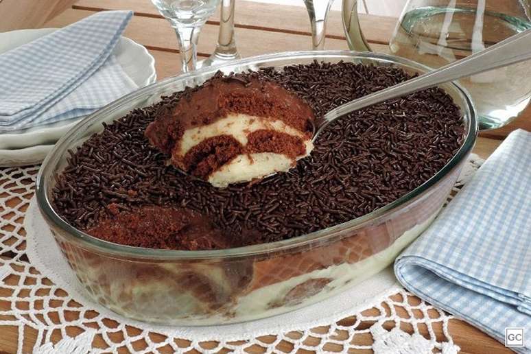 Pav&ecirc; de biscoito com brigadeiro &ndash; Foto: Guia da Cozinha