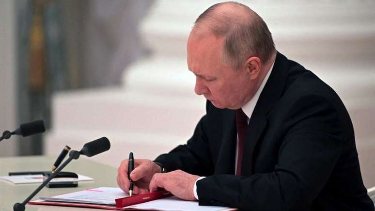 O presidente russo, Vladimir Putin, assina decreto reconhecendo duas regiões separatistas apoiadas pela Rússia no leste da Ucrânia como independentes