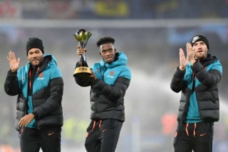 Atletas do Chelsea com a taça do Mundial (Foto: JUSTIN TALLIS / AFP)