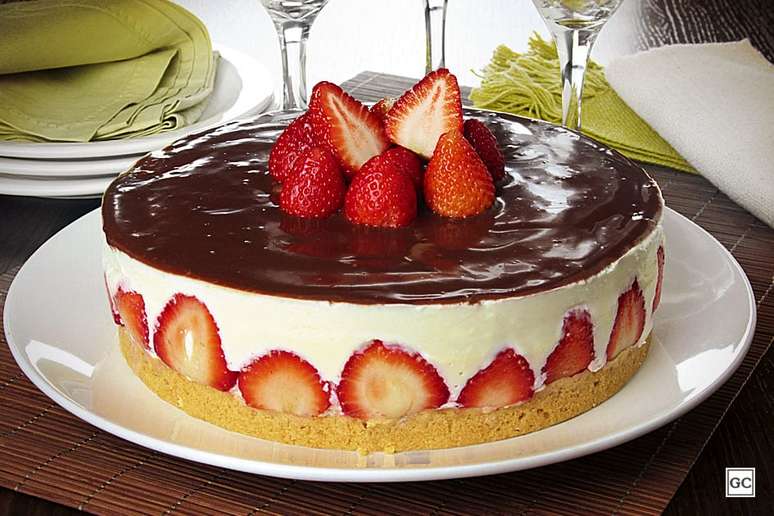 Torta de brigadeiro com morango &ndash; Foto: Guia da Cozinha