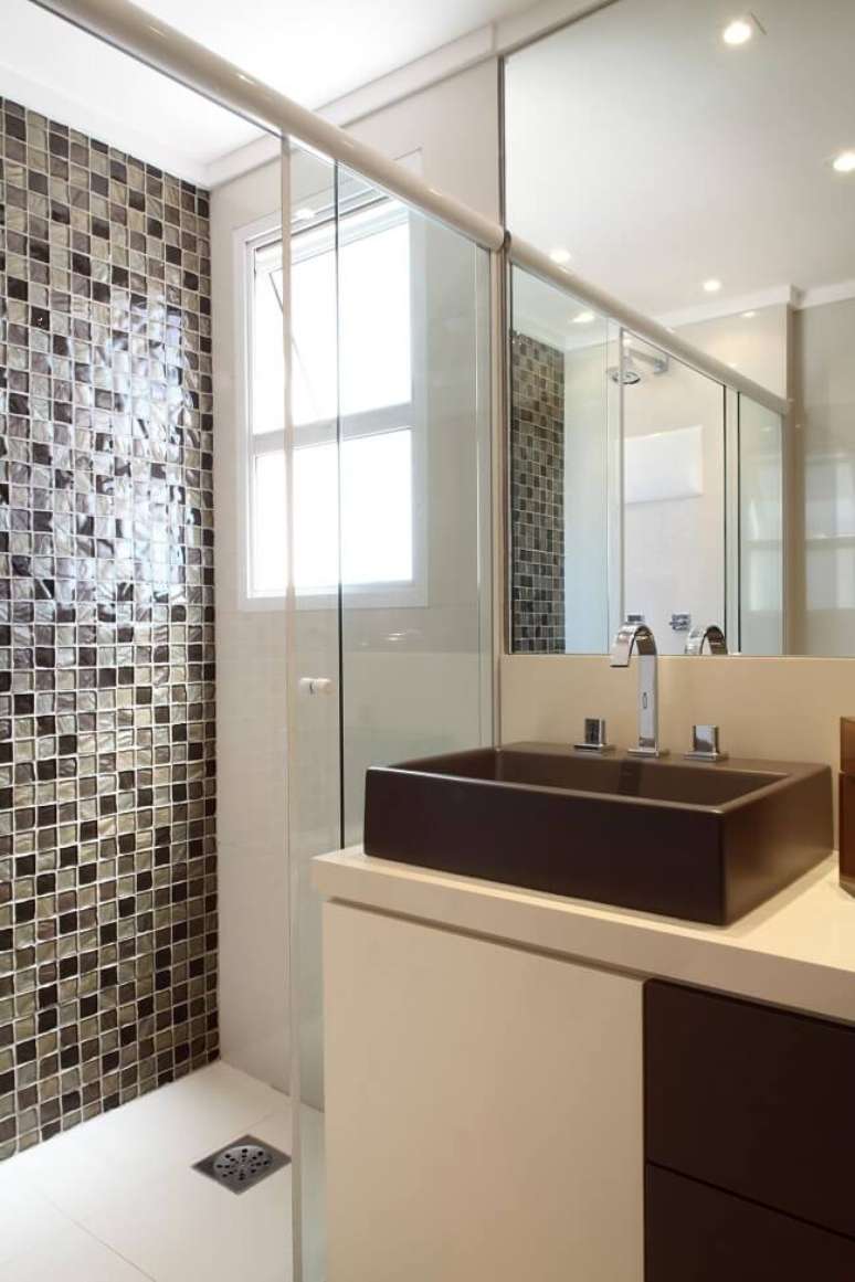 46. Bancada clara com cuba de apoio para banheiro pequeno. Fonte: Graciela Pinero