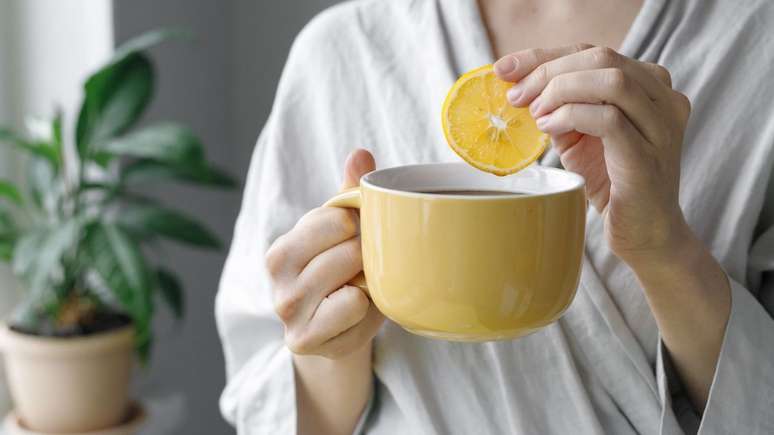 Limpeza do organismo e efeitos diurético são alguns dos supostos benefícios do chá detox