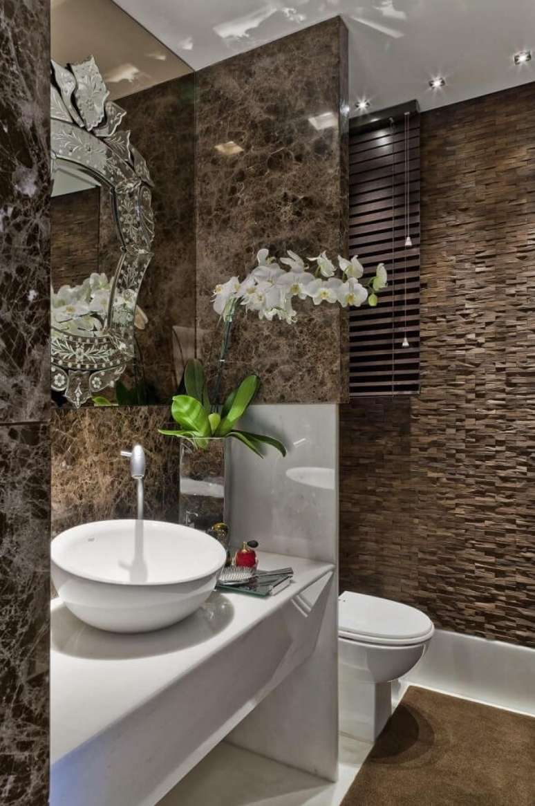 17. Parede de m&aacute;rmore e cuba para banheiro pequeno. Fonte: Gislene Lopes