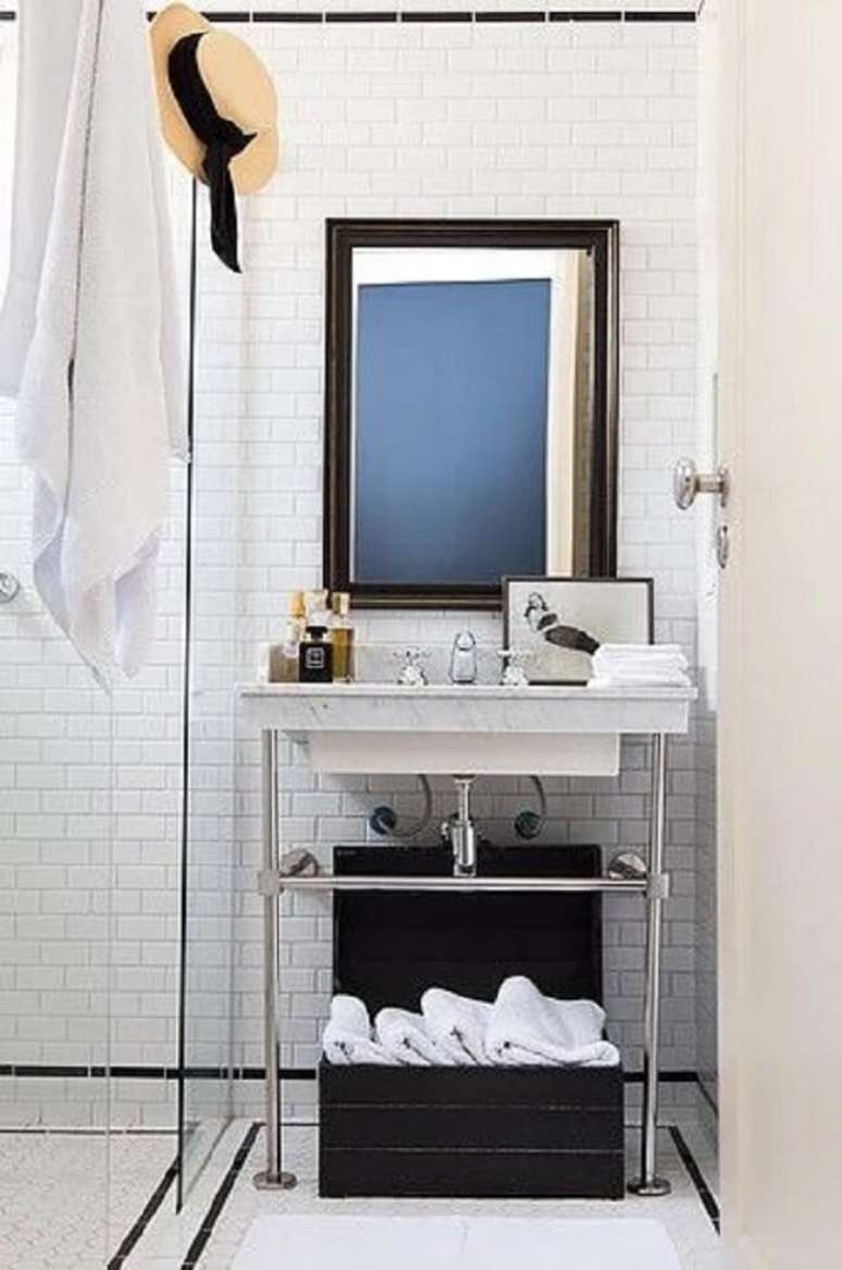 19. Parede com revestimento branco e cuba para banheiro pequeno. Fonte: Paulo Azevedo