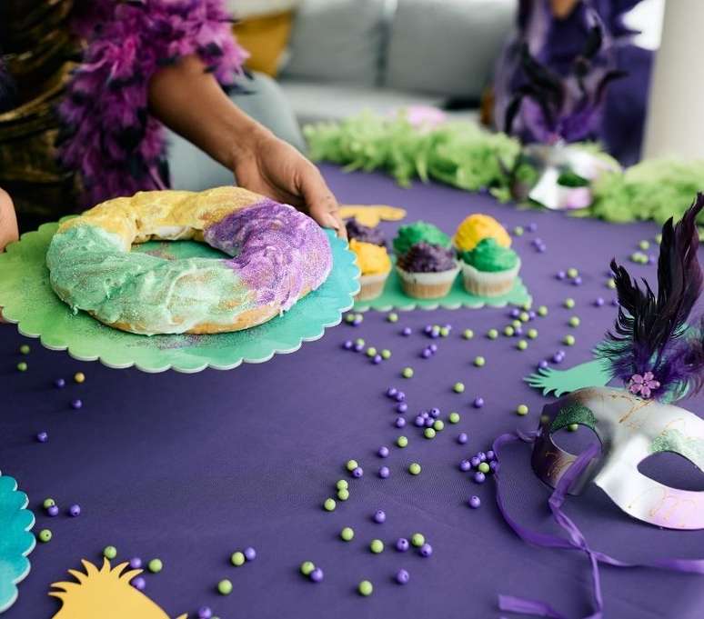 Enfeitar a mesa para o carnaval tamb&eacute;m pode ser uma boa pedida - Shutterstock