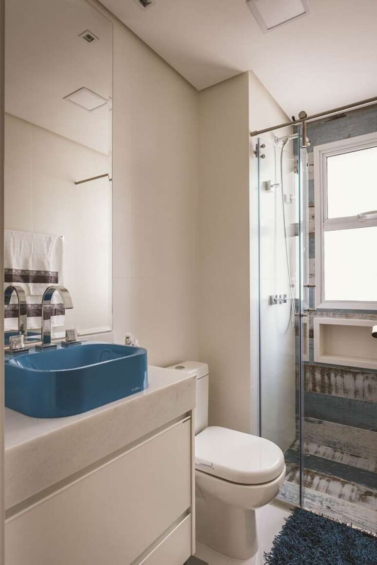 42. Bancada de granito branco e cuba para banheiro pequeno azul. Fonte: None None