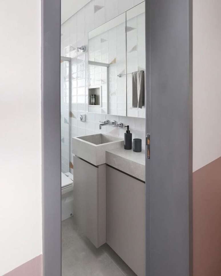 20. Otimize o espa&ccedil;o do banheiro investindo em um arm&aacute;rio planejado. Fonte: Est&uacute;dio Mar&eacute;