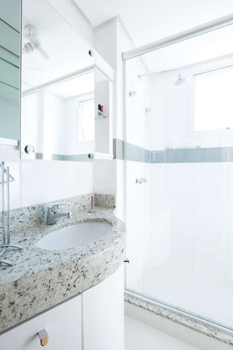 41. Bancada de granito cinza e cuba para banheiro pequeno de embutir. Fonte: Camila Chalon