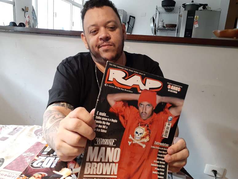 Alexandre de Maio com a revista com Mano Brown na capa