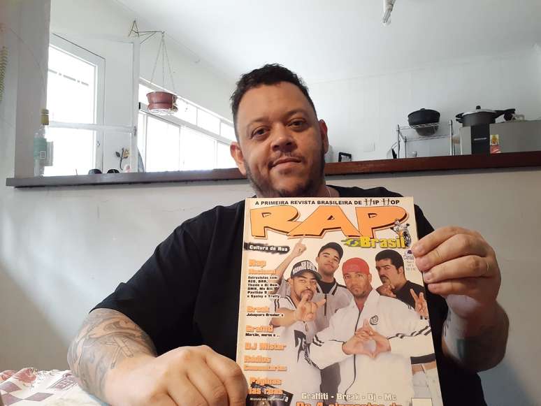 Alexandre de Maio com a histórica revista Rap Brasil