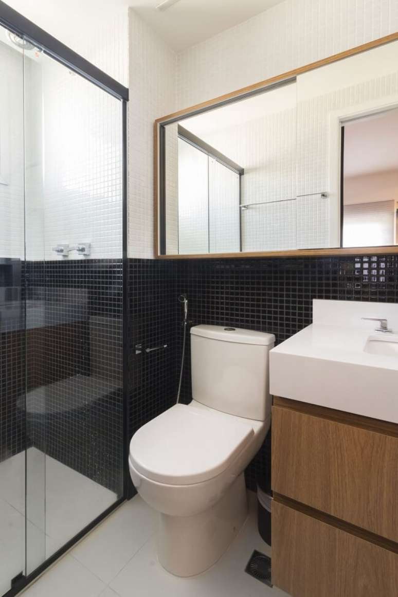 29. Gabinete amadeirado e cuba para banheiro pequeno branca. Fonte: IN&Aacute; Arquitetura