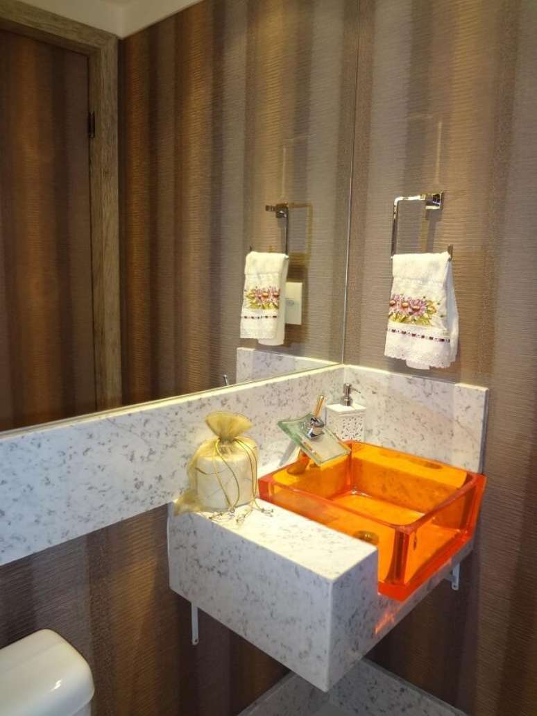 37. Cuba para banheiro pequeno com acabamento laranja. Fonte: Marli Rodrigues