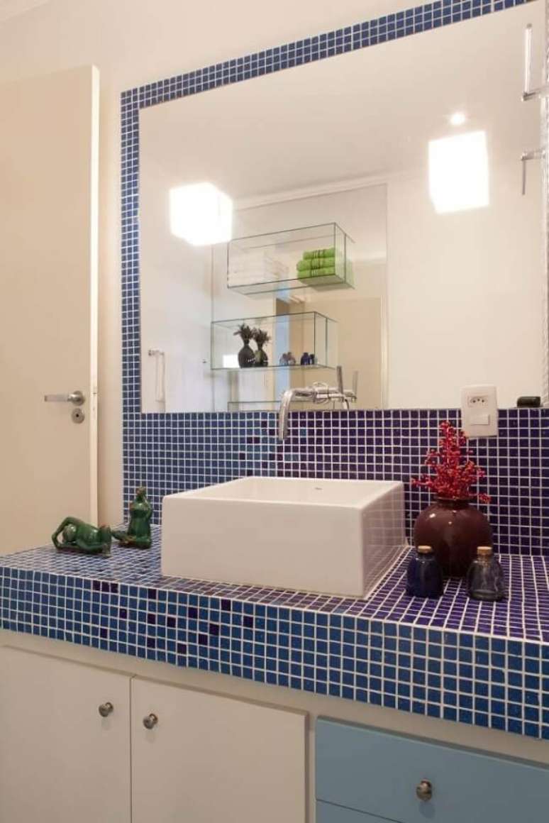 43. Bancada com pastilhas de vidro e cuba para banheiro pequeno de apoio. Fonte: Rodrigo Kolton